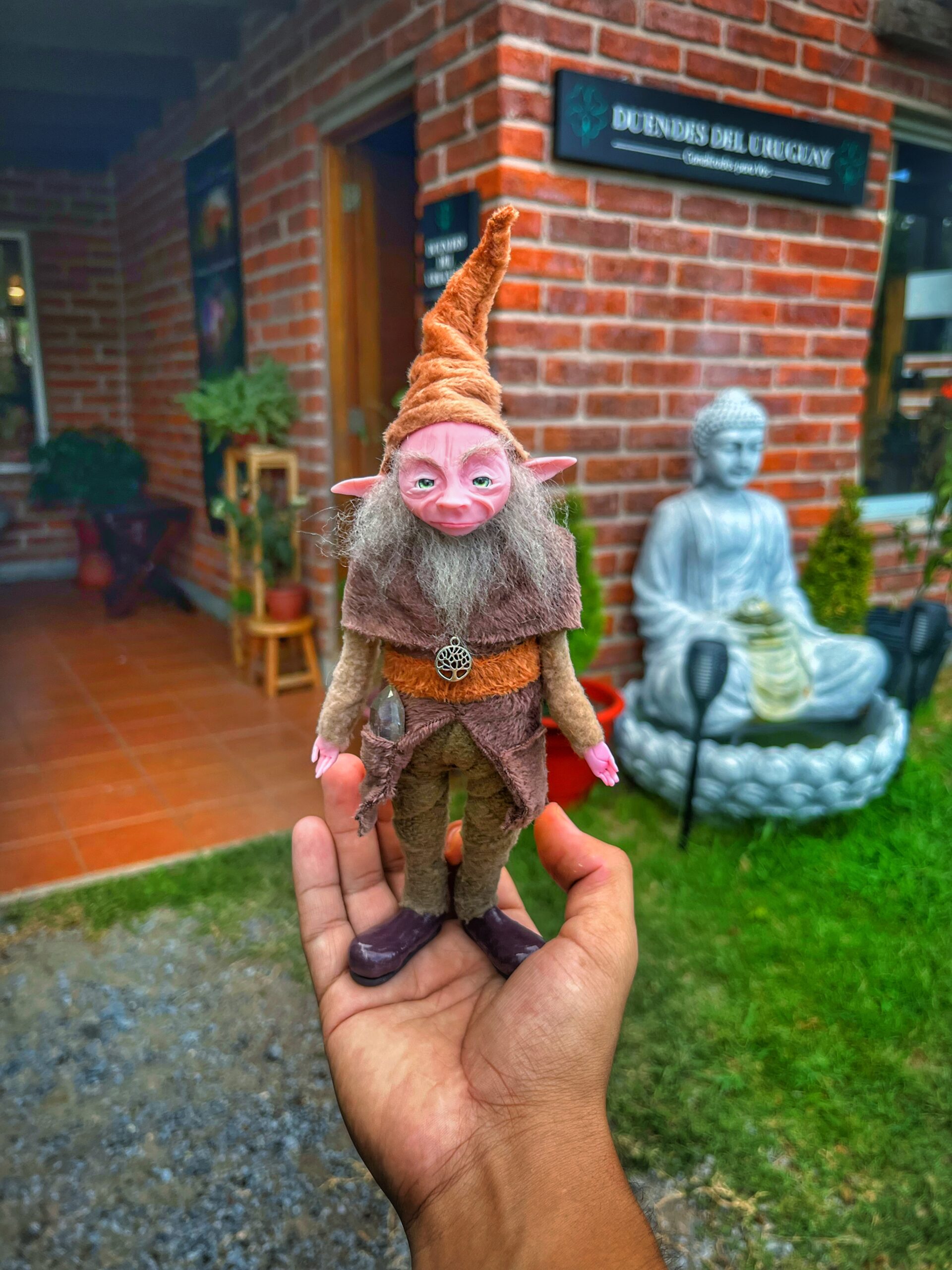 Duende afuera del local